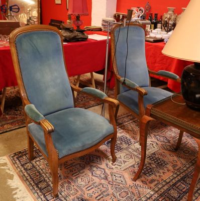 deux chaises bleues dans une pièce aux murs rouges