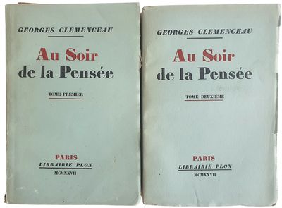 deux livres sont posés côte à côte sur une surface blanche