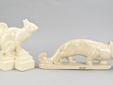 une paire de figurines en céramique blanche représentant un chat et un chien