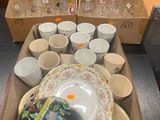plusieurs tasses et soucoupes dans une boîte sur la table