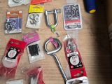un grand nombre d'outils posés sur une table