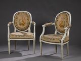 paire de fauteuils de style Louis XVI avec assises rembourrées à motifs floraux