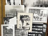 plusieurs vieilles photos en noir et blanc représentant des personnes assises sur un banc