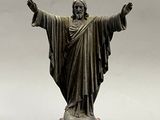 une statue de Jésus debout sur un socle en marbre