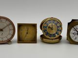 plusieurs types d'horloges posées sur une surface blanche