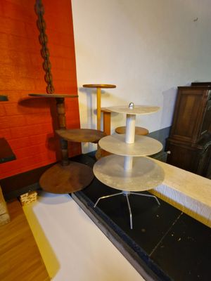 Trois présentoirs en bois et métal