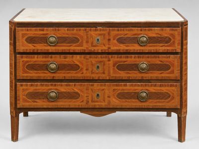 une commode ancienne avec dessus en marbre