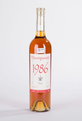 une bouteille de vin posée sur une table