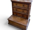 une commode en bois avec un plateau en marbre
