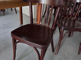 plusieurs chaises et une table dans une pièce