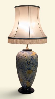 une lampe posée sur une table et munie d'un abat-jour
