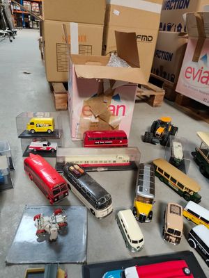 de nombreux types différents de petits trains et de petits bus éparpillés par terre