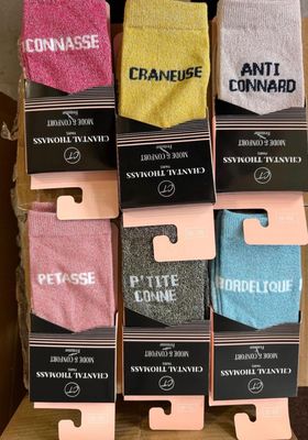six paires de chaussettes pour homme dans un présentoir