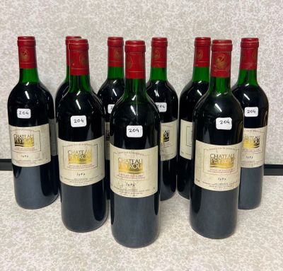 six bouteilles de vin sont alignées sur un comptoir