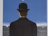 une image représentant un homme coiffé d'un chapeau melon, regardant la lune
