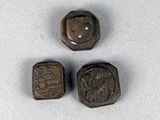trois morceaux de métal posés sur une table