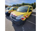 deux fourgonnettes jaunes garées sur un parking, avec des arbres en arrière-plan