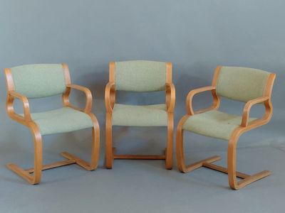 trois chaises en bois avec un revêtement vert, un revêtement vert, un revêtement vert, un revêtement vert, un revêtement vert, un revêtement vert, un revêtement vert, un revêtement vert, un revêtement vert