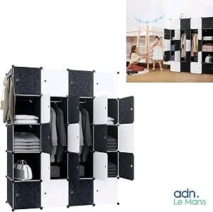 une photo d'une armoire avec des vêtements suspendus dedans