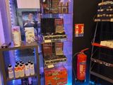 une vitrine contenant de nombreuses bouteilles d'alcool