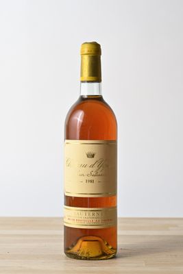 une bouteille de vin posée sur une table en bois