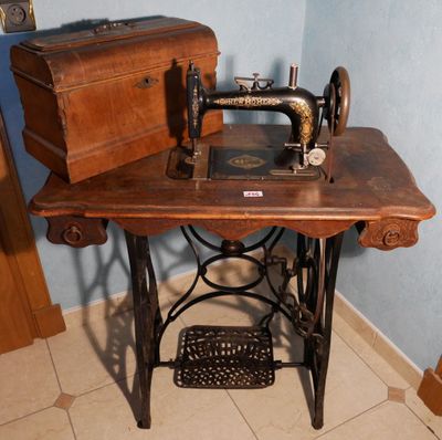 une vieille machine à coudre posée sur une table dans une pièce