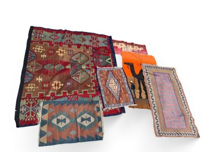 de nombreux types de tapis disposés sur une surface blanche