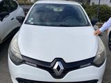 un homme debout à côté d'une voiture blanche dans un parking