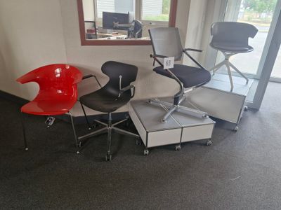 trois chaises et un bureau dans une pièce dotée d'une grande fenêtre