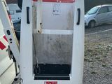 un camion blanc avec une enseigne rouge et blanche à l'arrière