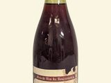 une bouteille de vin posée sur une table
