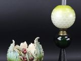 trois vases en verre ornés de motifs différents sur fond noir