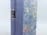 une image représentant un livre à la couverture bleue ornée d'un motif marbré