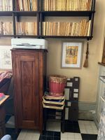 LOT de MOBILIER comprenant un BIBUS, un BUREAU (et son faute… (photo 2)