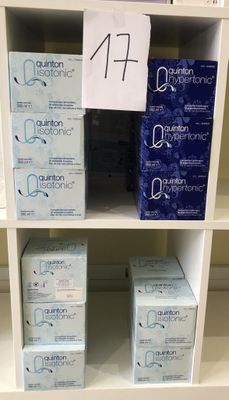 une étagère sur laquelle sont posées de nombreuses boîtes de mouchoirs en papier