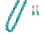gros plan d'un collier et de boucles d'oreilles sur une surface blanche