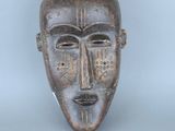 une image d'un masque en bois sur fond blanc