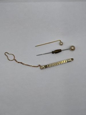 Lot fantaisie comprenant 2 épingles ornées d'une perle et 1 …