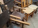 many chairs that are sitting in a room together