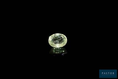 gros plan d'un diamant jaune sur une surface noire