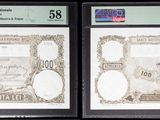 Trois types de monnaie différents sont exposés dans une vitrine.