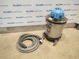 l'aspirateur se trouve à côté du tuyau, par terre