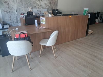 un bureau avec deux chaises et un ordinateur dessus