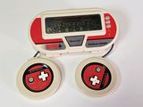 deux manettes de jeux vidéo posées l'une à côté de l'autre sur une table