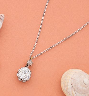 un gros plan d'un collier orné d'un diamant sur fond de corail
