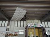 Ils jouent aux cartes sur une étagère dans le salon.