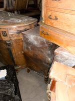 Deux commodes en placage de loupe de bois, ornements en bron… (photo 2)