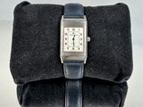 une montre posée sur un sac noir