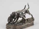 figurine en métal argenté représentant un chien tenant une balle dans la gueule