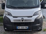 La camionnette blanche est garée à côté de la camionnette blanche sur le parking.